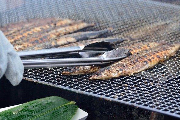 焼きさんまの事前予約は終了していますが、当日に追加提供される可能性も（画像：のびー / PIXTA）
