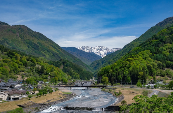 大鹿村の代表的な風景（奥に見えるは南アルプス赤石岳）