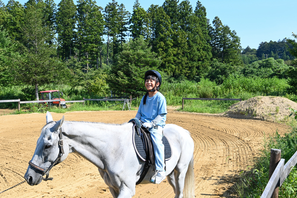 馬の背に揺られてリラックス♪ 一般社団法人「Horse Value（ホースバリュー）」では、このほか海辺を歩くトレッキングや本格的な乗馬レッスンも体験できます