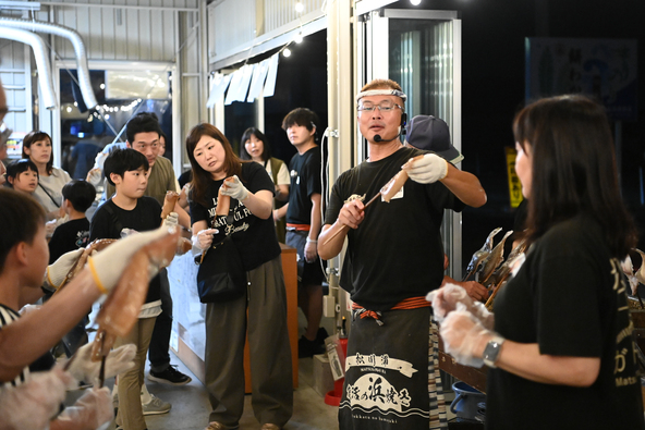 宿の若旦那が、浜焼きにまつわるクイズを交えながら串打ちのコツを教えてくれました