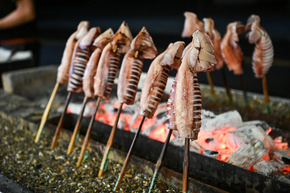 炭火でじっくり焼かれる魚介からは、香ばしい匂いがふんわり。小屋全体がおいしい空気に包まれます