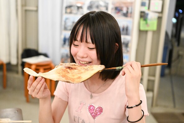 こんがり焼けたカレイをパクリとひと口。「おいしい〜！」と笑顔がこぼれる瞬間です