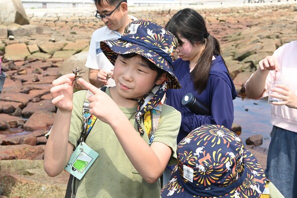 最初は「こわい〜！」とおっかなびっくりだった子供たちも、最後には得意げにカニをひょいっと持ち上げて大満足！