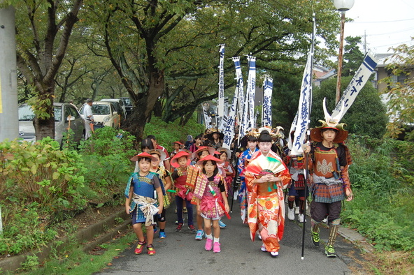 武士に扮した子供たちの行列に釘付け！