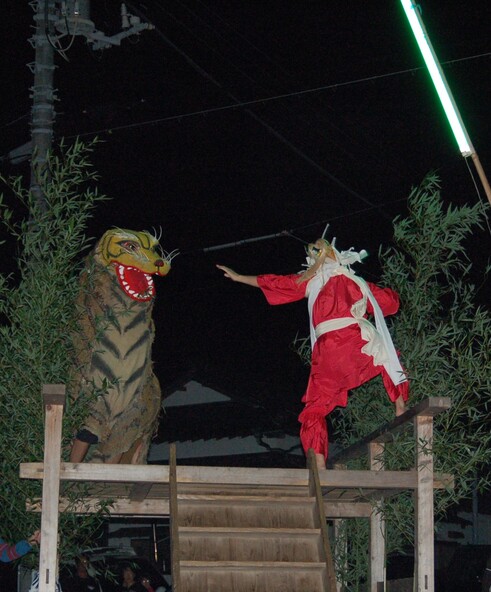 伝統的な舞にママパパも思わず釘付けに