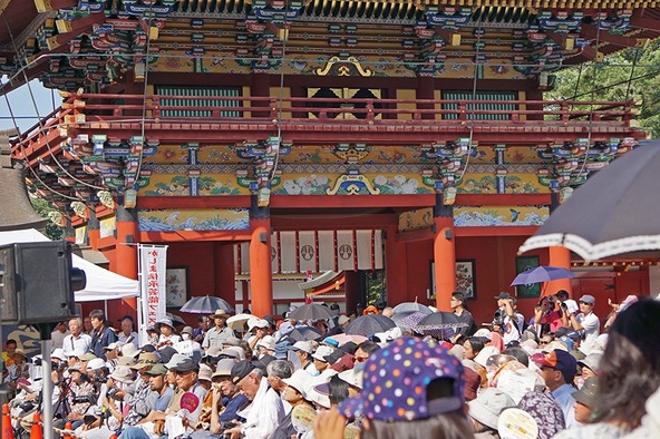 豪華で鮮やかな外観から「鎮西日光（ちんぜいにっこう：九州の日光東照宮）」とも呼ばれています