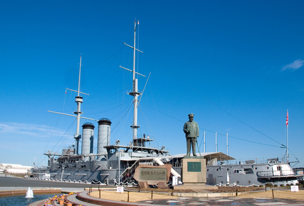 「三笠公園」にある記念艦「三笠」。乗船して見学できます（画像提供：zafira / PIXTA）