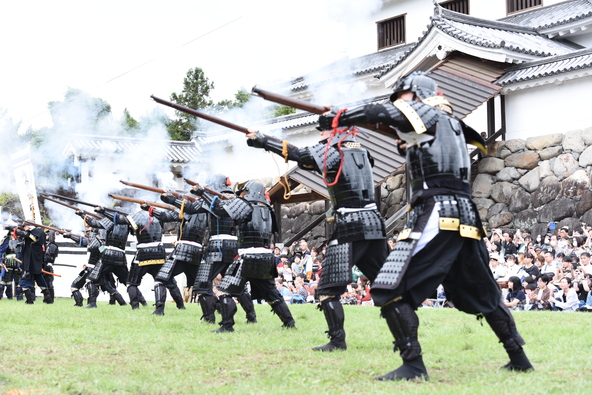 甲冑姿の片倉鉄砲隊が白石城を背景に一斉射撃を披露します