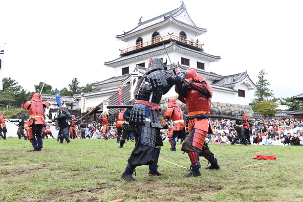 甲冑武者による力強い立ち合いに子供たちも夢中になること間違いなし！