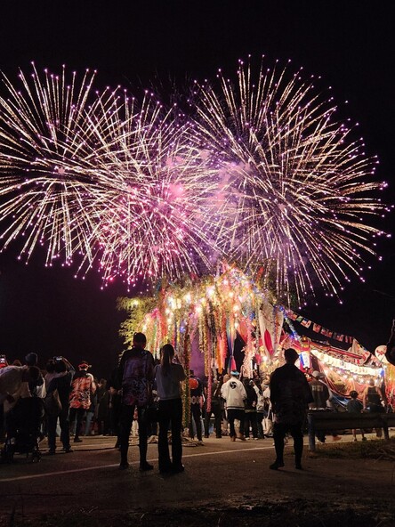 夜空に大輪の花火が咲き、祭りの熱気をさらに盛り上げます