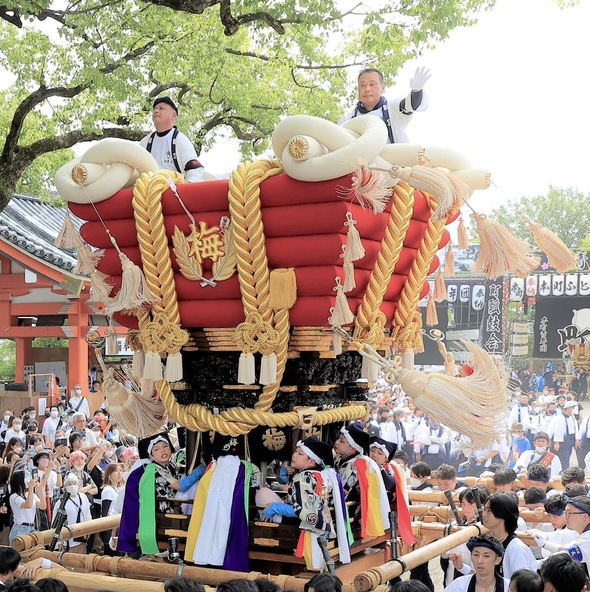荘重な台座彫刻や、ふとん部分の華麗な装飾にも注目！