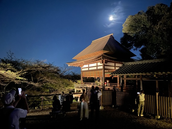 月見亭から眺める月は、浮世絵師「歌川広重」の「近江八景『石山の秋月』」にも描かれています
