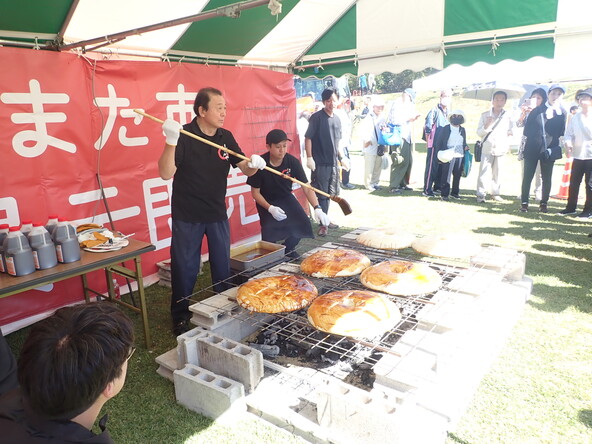 会場では巨大焼まんじゅうの切り分けプレゼントも実施されます