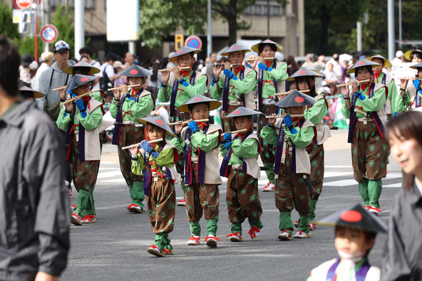 「郷土英傑行列」の先陣を切る「少年鼓笛隊」