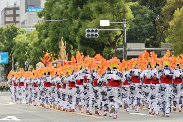 踊りながら登場する「シャチばやし隊」