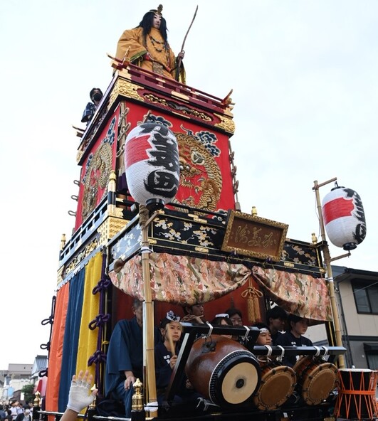 豪華な山車は必見です