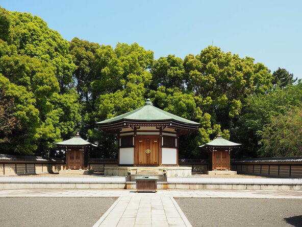 「御廟所」（ごびょうしょ）は戦争の空襲で焼失しましたが、昭和54年（1979年）に復興しました