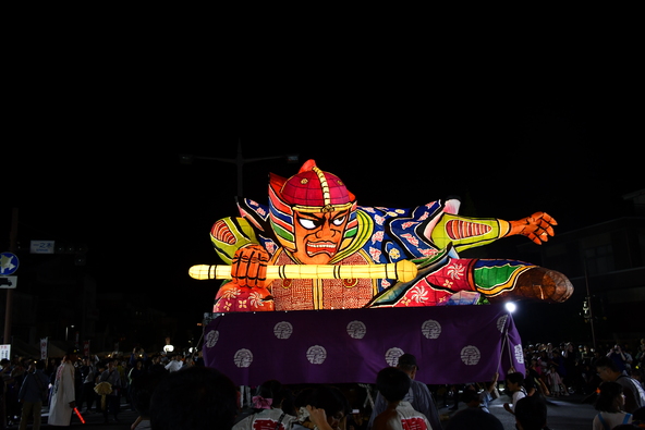 夜になると「宮後ねぶた」の運行も行われ、祭りの盛り上がりは最高潮に！