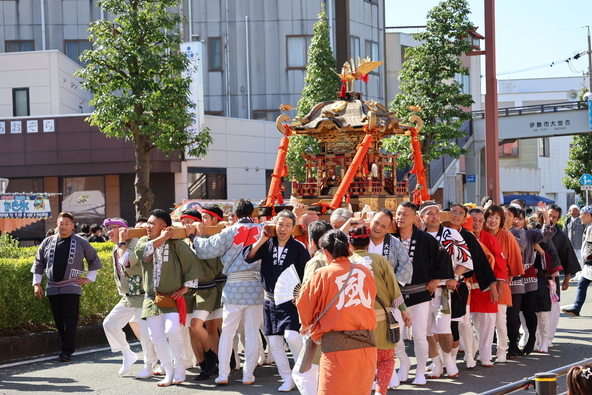 まちを練り歩くみこしに、子供たちもワクワク♪