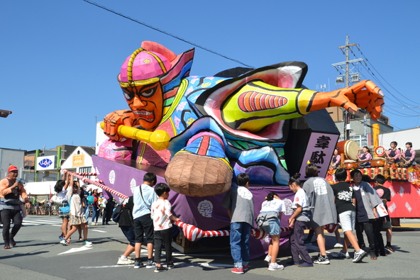 夜になると「宮後ねぶた」があかりを灯し、祭りの盛り上がりは最高潮に！