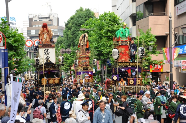 「赤坂氷川祭」で巡行する山車
