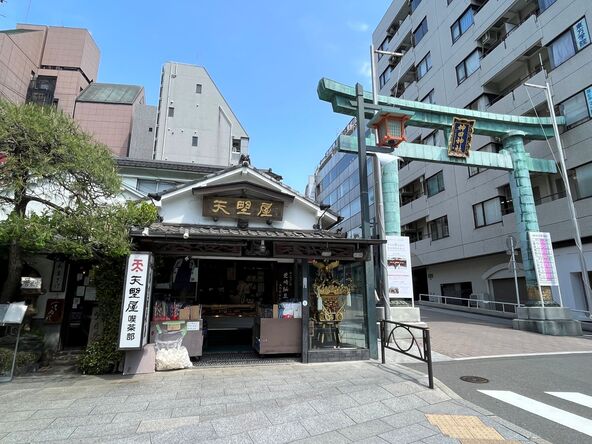 「神田明神」の大鳥居と並ぶ「天野屋」