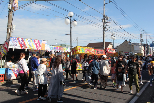 10月19日（日）には屋台も立ち並び、にぎやかな雰囲気に包まれます