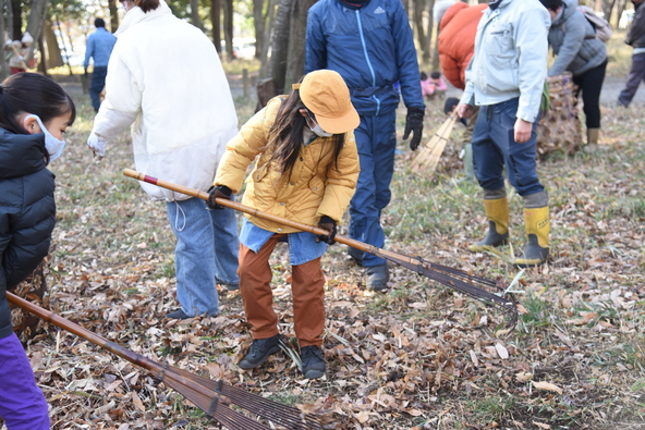 落ち葉掃きを体験しているようす
