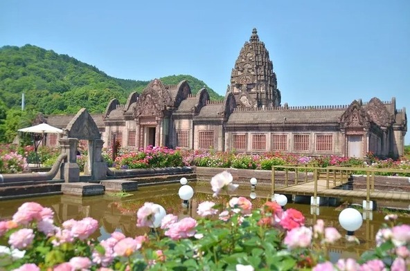 アンコール朝の寺院を忠実に再現した「プラサット・ヒン・アルン」の周囲を彩る「大バラ庭園」