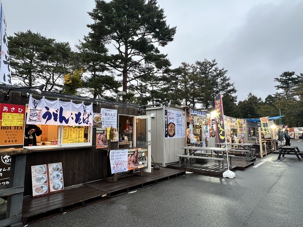 地元の味覚が集まる飲食ブースでグルメを堪能！