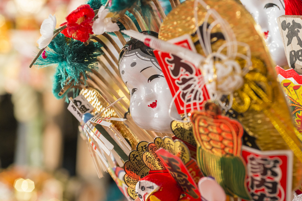 たくさんの縁起物が境内で販売されています（画像提供：iwasaki_2020 / PIXTA）