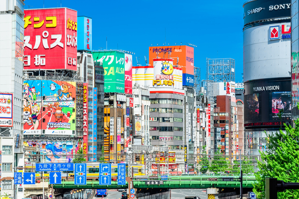 新宿でのショッピングや食事とあわせて楽しめる酉の市（画像提供：momo / PIXTA）