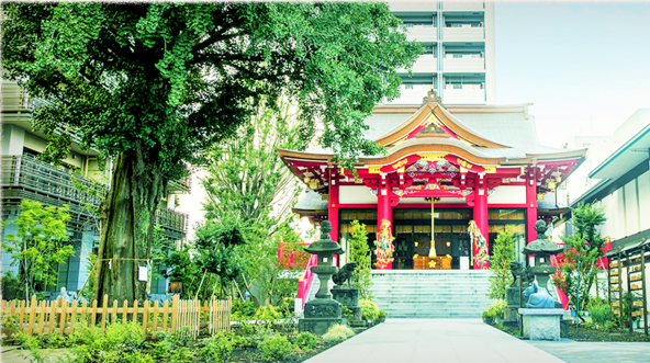高層ビルの合間に立つ、落ち着いた雰囲気の成子天神社