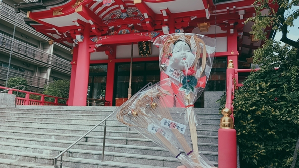 毎年多くの参拝者が熊手守りを授かります