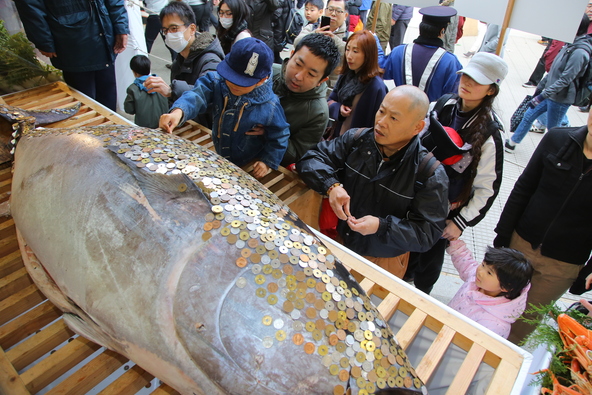 招福大マグロへの参拝の様子
