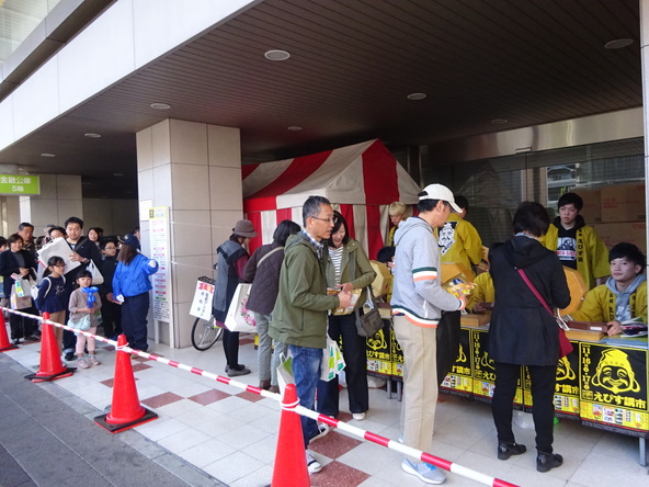 抽選会場では、豪華景品を狙って多くの人が列を作ります