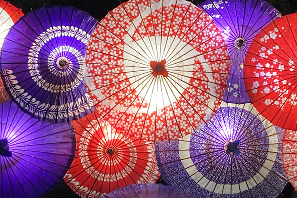 和傘やお香による演出も見どころ