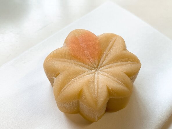 呈茶サービスでは紅葉をイメージした限定和菓子を提供