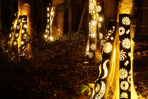 竹灯篭による演出も