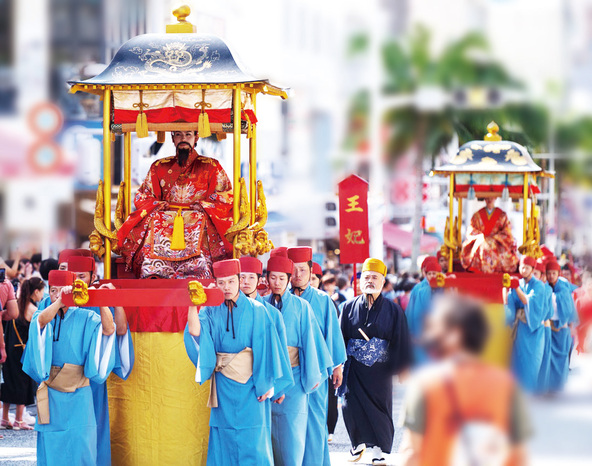 琉球王朝絵巻行列で国際通りを行く国王・王妃