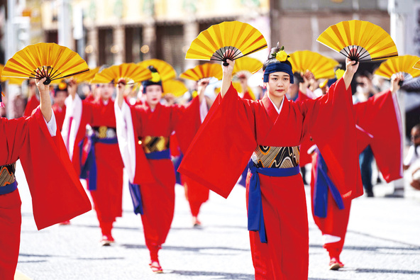 総勢450名による壮観な世界が繰り広げられます