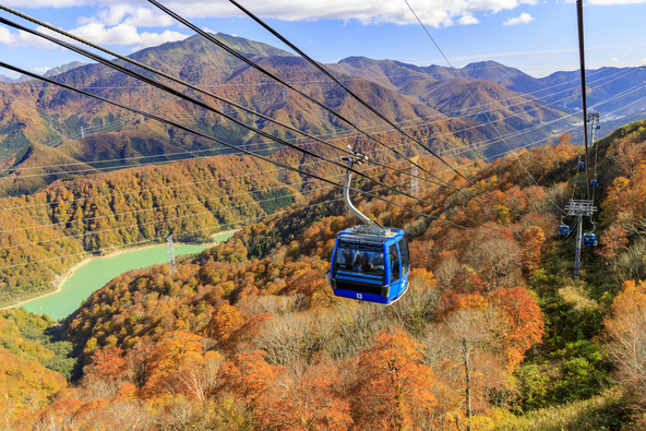 紅葉のグラデーションや、エメラルドグリーンの湖を眺めながら空中散歩（画像提供：オフィスK / PIXTA）