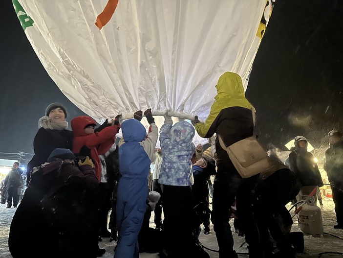 上桧木内の紙風船上げ（2026年） | 平賀源内が伝えたといわれる巨大な