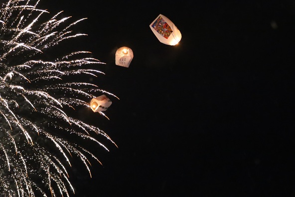 巨大な紙風船が、星のように夜空で輝きます。