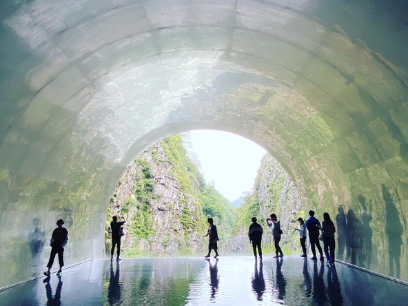 トンネルの向こうに見える渓谷もアートの一部（2022年9月編集部撮影）