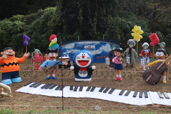 ユニークな創作かがしがずらりと並ぶ「かがしロード」