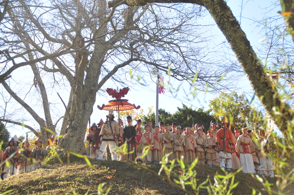 「古代人儀式」で、古代人に扮した参加者たちが一堂に並ぶ姿は圧巻！