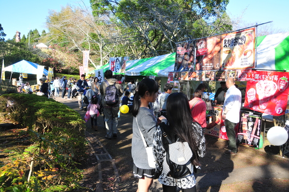 会場には屋台やキッチンカーがずらりと並びます