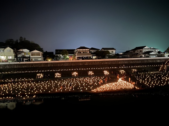 約3万本の竹灯籠が、豆田町の夜を幻想的に照らし出します