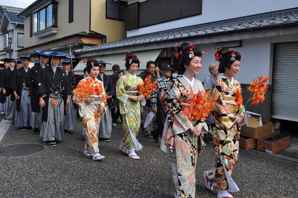 日田のまち並みを背景に、華やかな歴史行列が練り歩きます